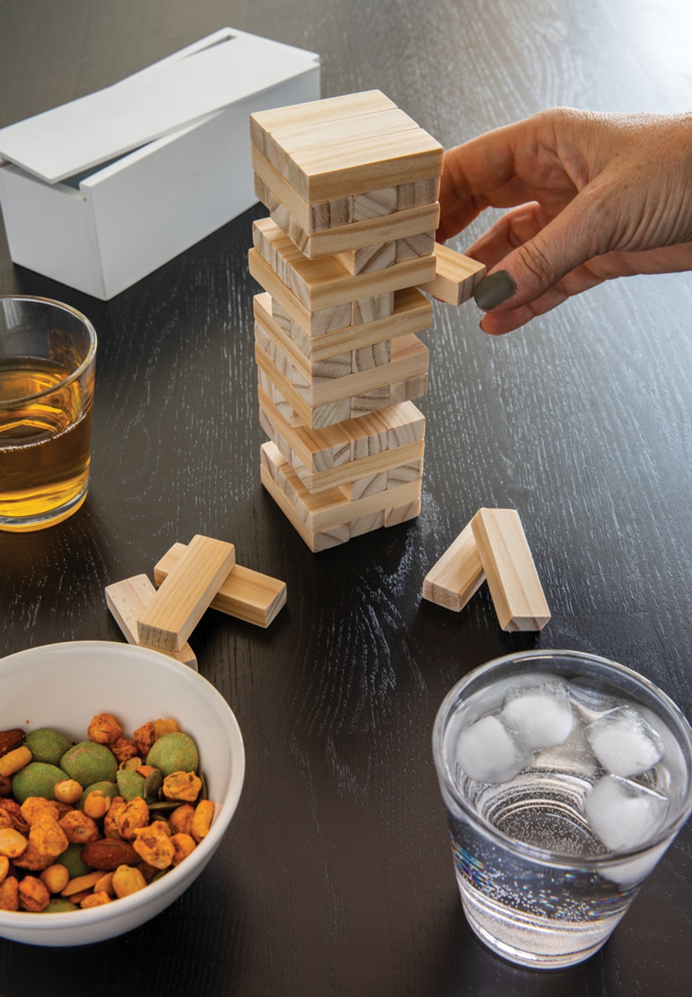 Partie de jeu d'empilage sur une table, en situation