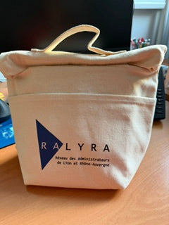 Réalisation CNRS : des sacs en matières recyclées pour un institut de recherche sur l'environnement