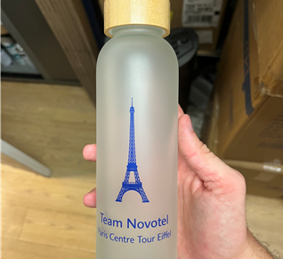 Réalisation : NOVOTEL PARIS TOUR EIFFEIL : Bouteilles recyclées :
