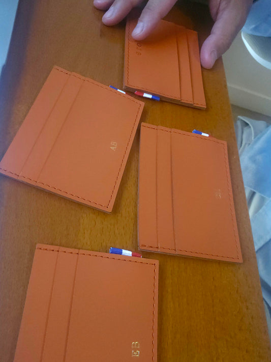 Réalisation : Porte-cartes nominatifs Or en cuir recyclé Made in France