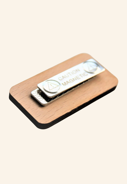 Badge nominatif en bois aimanté LÉO