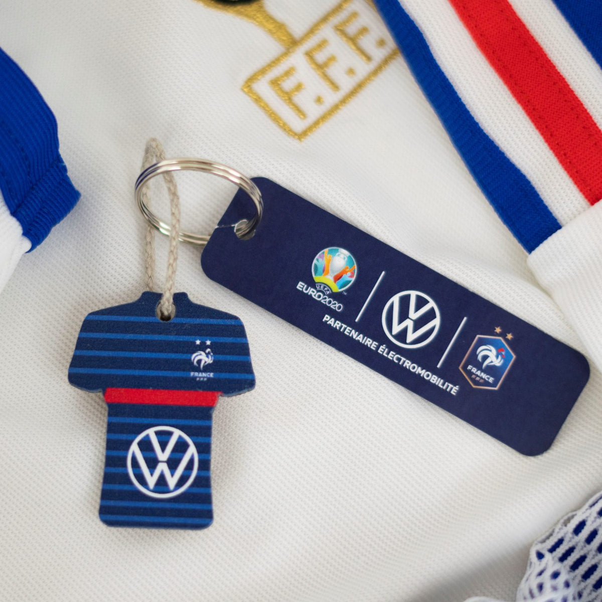 Porte-clés maillot en hêtre avec lien en lin Séverien — vue fournisseur