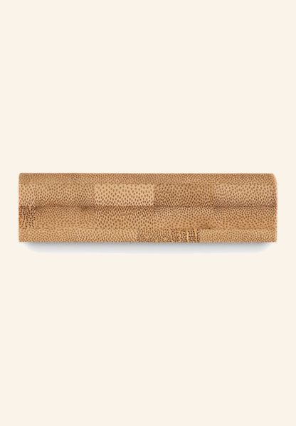 Calendrier de bureau en bambou, vue de trois quarts sur un bureau