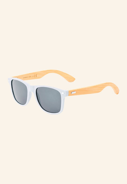 Lunettes de soleil à monture blanche et branches en bambou