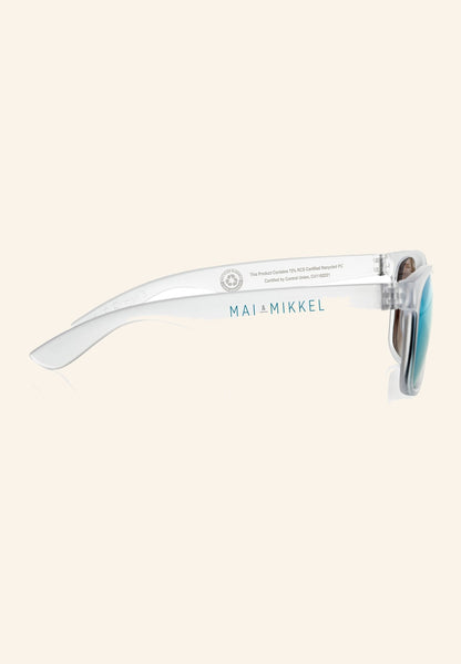 Lunettes de soleil blanches avec un logo marqué sur la branche