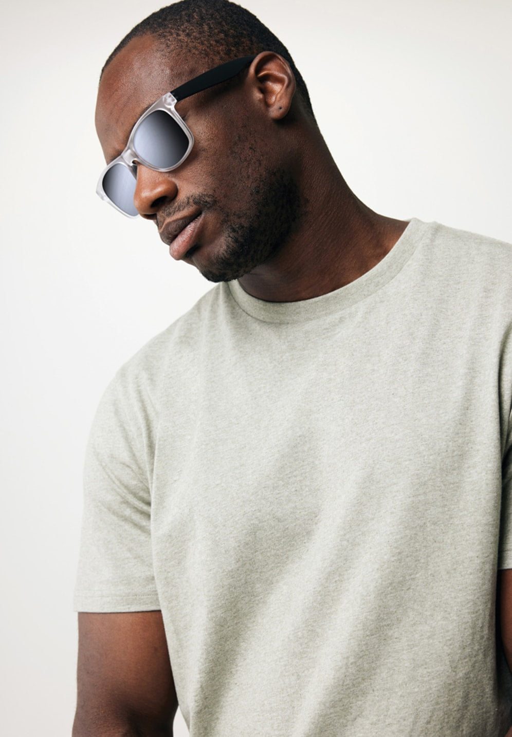 Lunettes de soleil noires vues de côté, branche