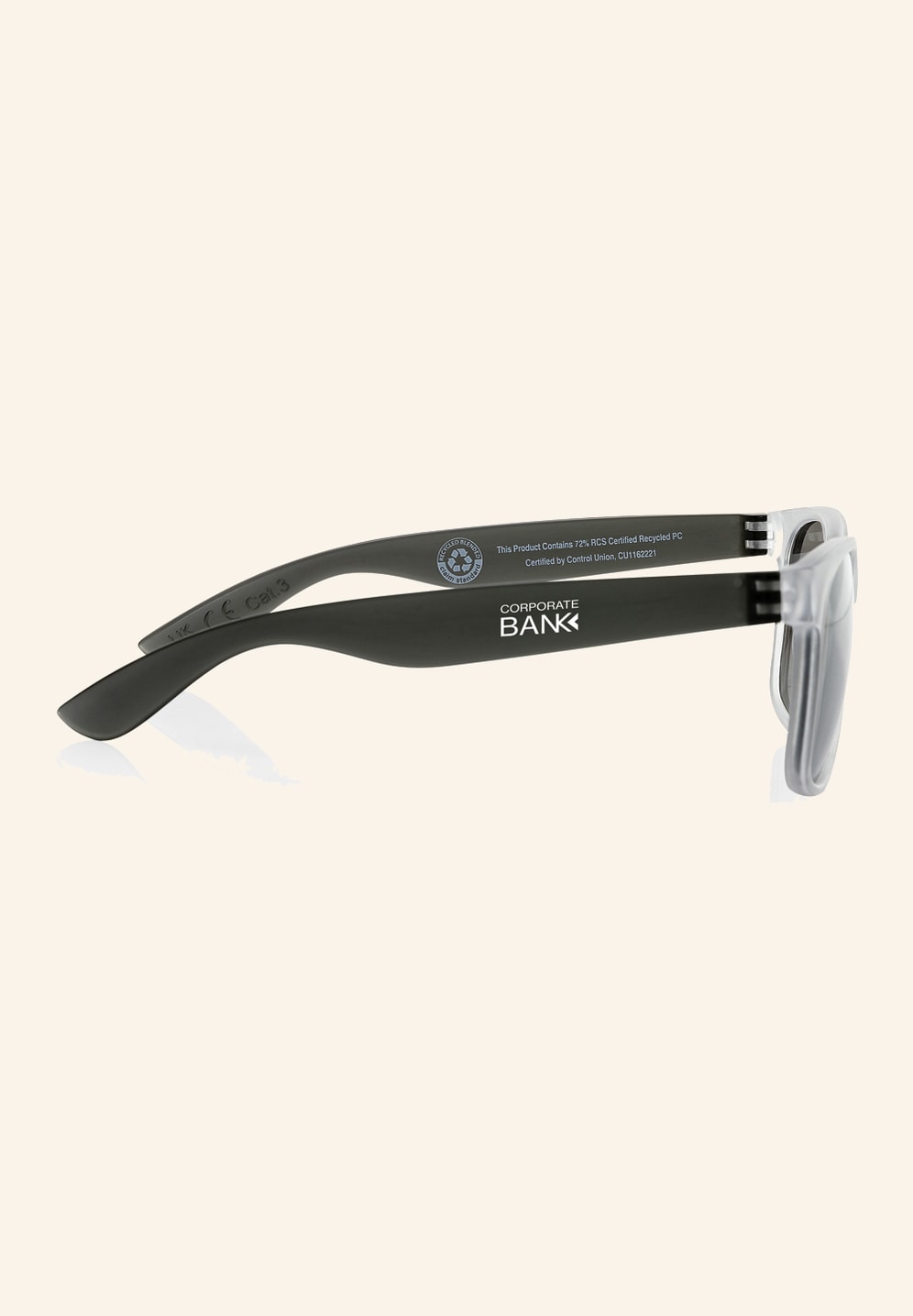 Lunettes de soleil noires avec un logo marqué sur la branche
