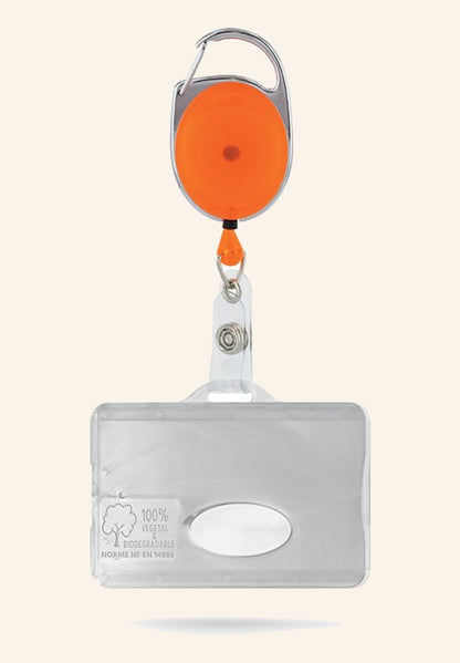 Porte-badge translucide porté avec un cordon, en situation
