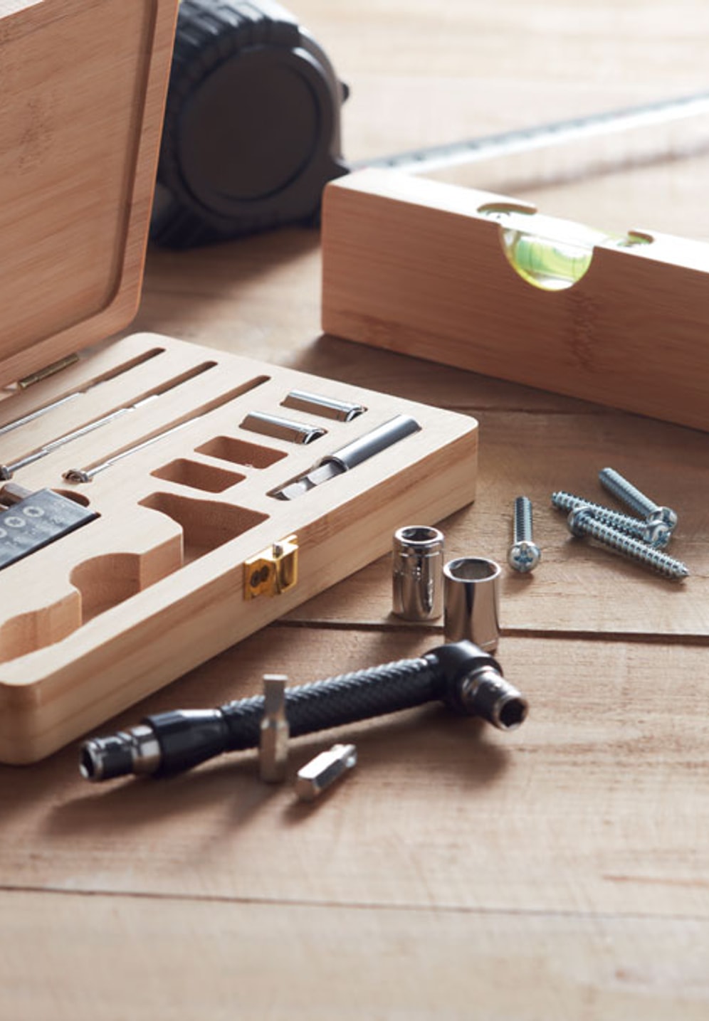Coffret d'outils en bambou sur un établi, en situation