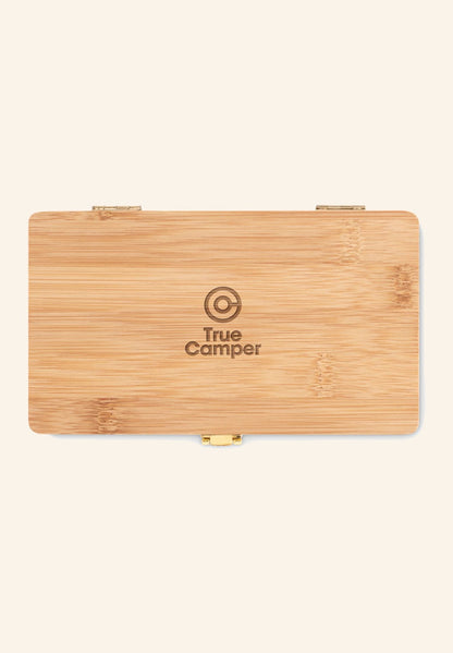 Coffret d'outils en bambou avec un logo gravé sur le couvercle