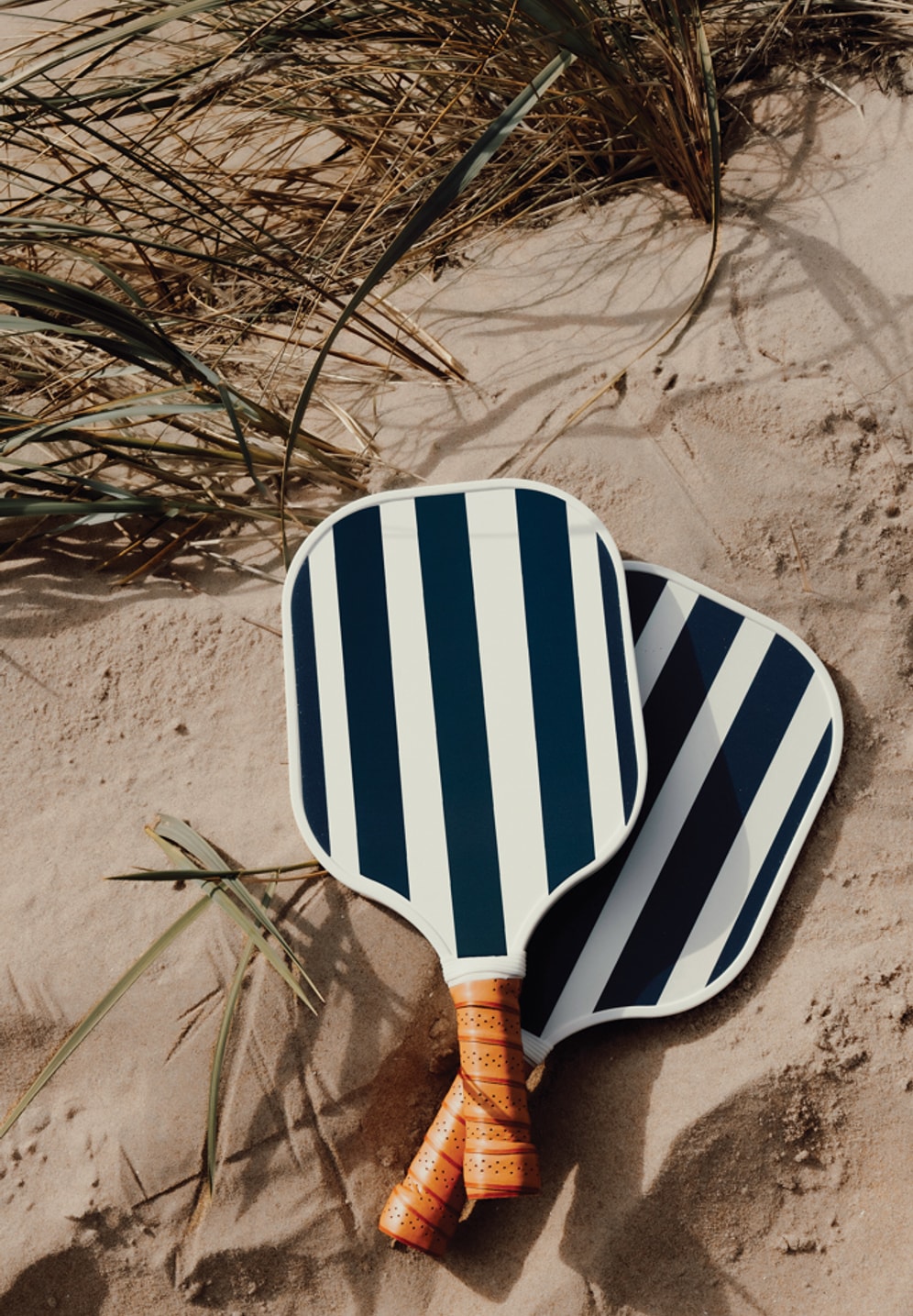 Partie de pickleball au bord d'une piscine, en situation