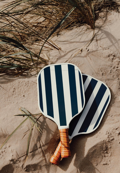 Partie de pickleball au bord d'une piscine, en situation