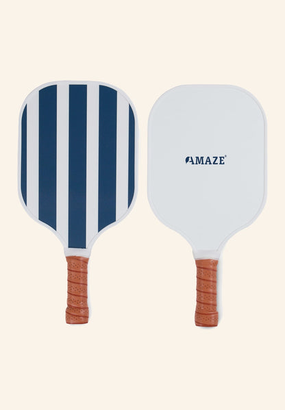Raquette de pickleball avec un logo marqué sur le bois