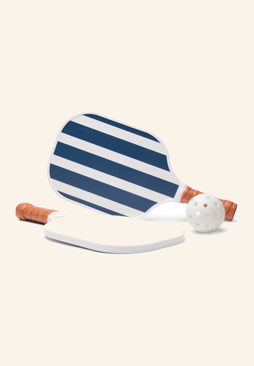 Raquettes de pickleball bleu marine sur fond neutre
