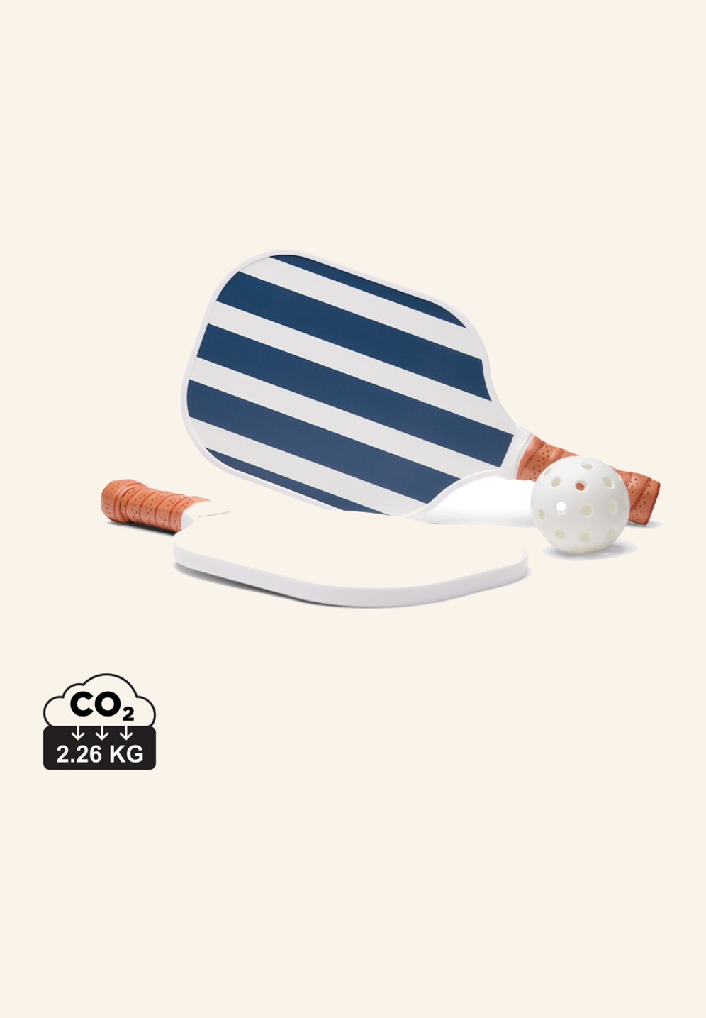 Set de pickleball personnalisé, deux raquettes en contreplaqué FSC bleu marine et une balle, vu de face