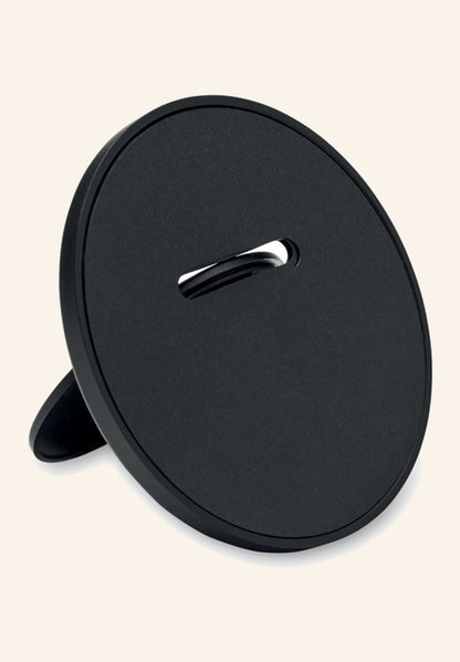 Support de téléphone noir déplié avec un téléphone posé
